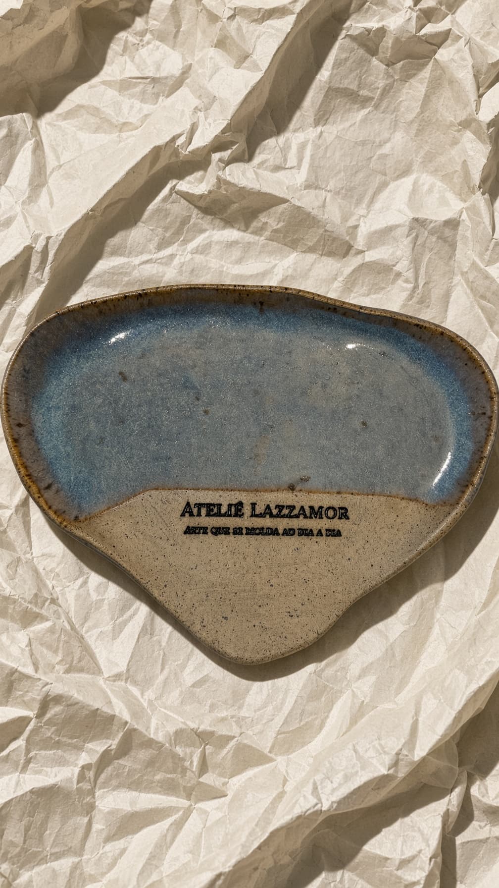 Descanso de colher orgânico com esmalte azul e carimbo Ateliê Lazzamor
