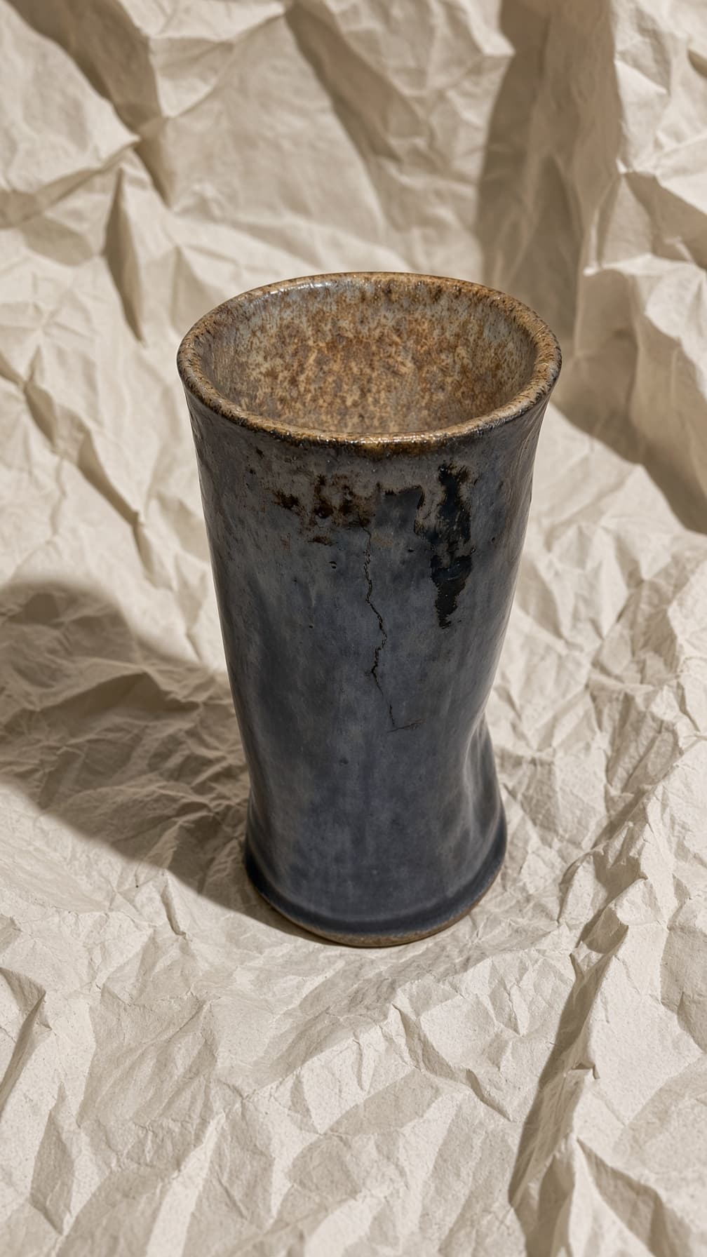 Vaso alto de cerâmica com cintura marcada e esmalte cinza