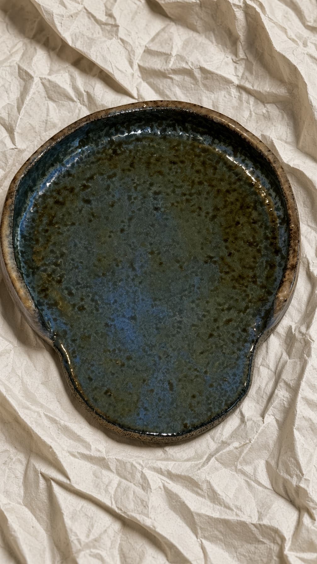 Descanso de colher de cerâmica com esmalte verde-azul salpicado