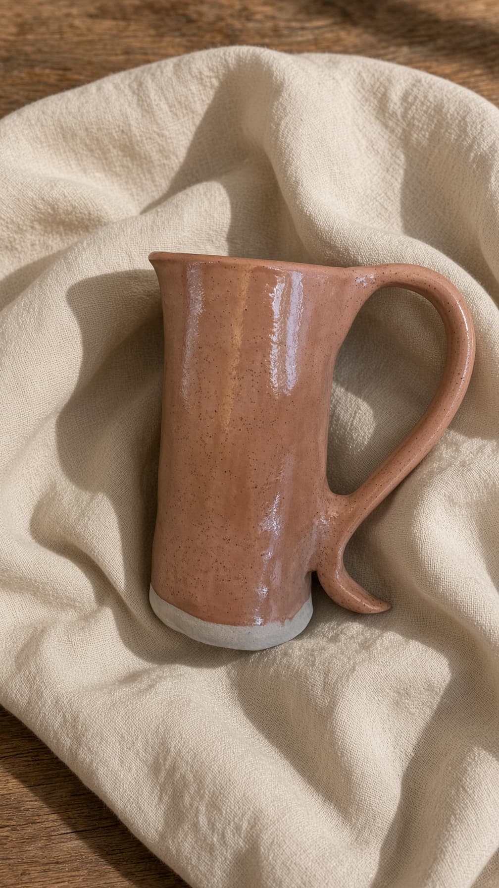 Caneca alta de cerâmica rosa queimado com pé em argila clara