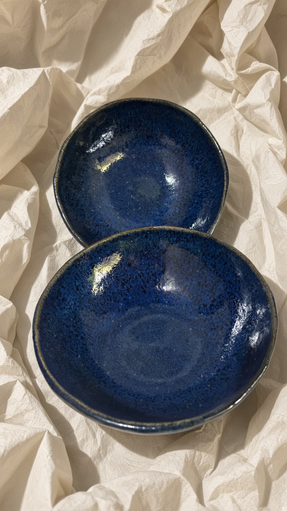 Bowls de cerâmica em tamanhos diversos, com esmalte azul profundo salpicado